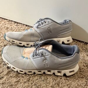 On Running Women’s Light Gray Athletic Shoes